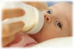 Bebé tomando leche en mamadera